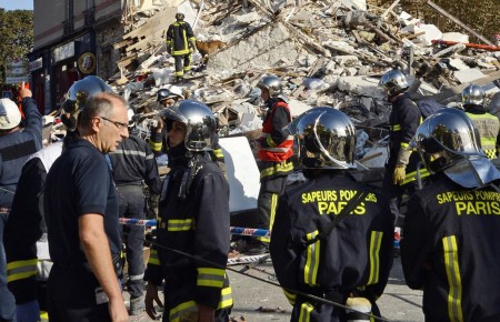 救援人员在Rosny-sous-Bois爆炸现场。（AFP/Getty Images）