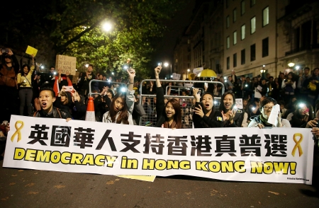 2014年10月1日晚，数以千计支持香港民主诉求的各界人士聚集在伦敦中使馆外和平示威，力挺香港占中，声援香港真普选。（Getty Images)