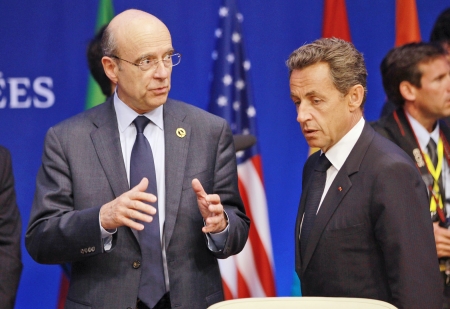 前总统萨科齐（Nicolas Sarkozy）（右）和前总理朱佩（Alain Juppé）（左）纷纷在近日宣布将参加人民运动联盟总统候选人初选。（Getty I