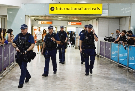 伦敦希思罗机场，正在执行通勤任务的英国武装警察。（AFP/Getty Images)