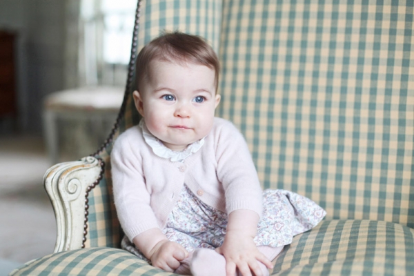 夏洛特公主身穿粉色的羊绒毛衣，搭配着印花小棉裙。(HRH The Duchess of Cambridge via Getty Images)