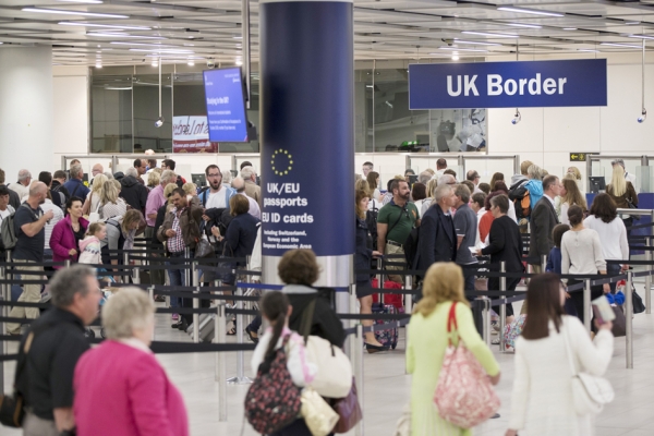 英国伦敦盖特威克机场海关（Getty Images）