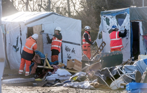 3月2日，工人正在法国北部加莱拆除临时难民区。（AFP/Getty Images）