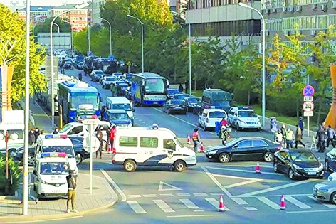 北京警方在军委大楼前，层层设卡，盘查路人。(网络图片)