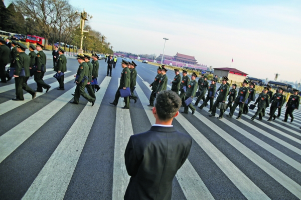 “戎装常委”这一江泽民派系架空胡锦涛时期的“产物”，在近期地方换届中“集体退场”。（Getty Images）