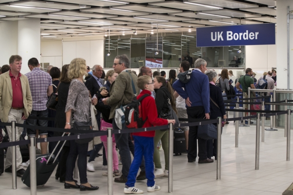 英国伦敦盖特威克机场海关（Getty Images)