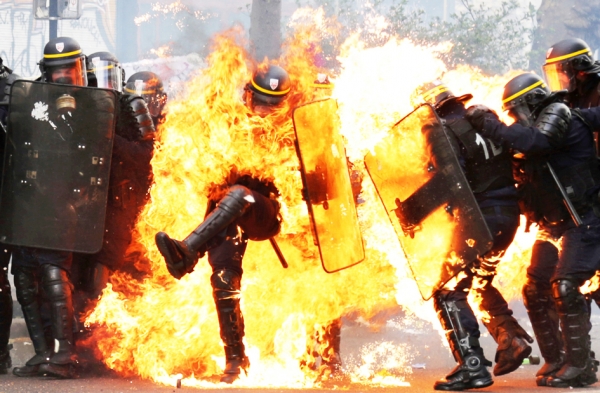 由阿布德勒卡菲拍摄的警察被火包围照片（ZAKARIA ABDELKAFI/AFP/Getty Images)