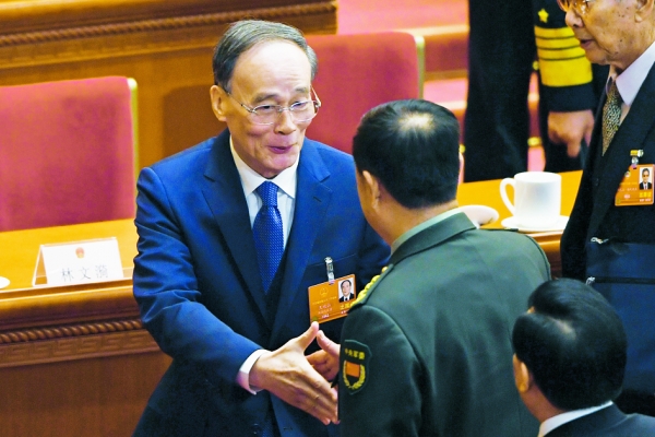 3月5日，人大会议会议结束时，即将卸任国家军委副主席的范长龙，除了与王岐山握手之外，更罕见地向其行军礼，而王岐山则笑脸加握手予以回应。(AFP/Getty Im