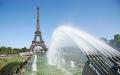 夏日，在巴黎艾菲尔铁塔前的喷泉水池。(AFP/Getty Images)