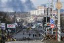 3月10日，基辅以北的伊尔平镇居民在撤离。（ARIS MESSINIS/AFP/Getty Images）