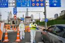 3月28日，上海警察控制进入浦东区方向的隧道。（HECTOR RETAMAL/AFP via Getty Images）