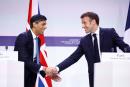 3月10日，英国首相苏纳克（Rishi Sunak）（左）与法国总统马克龙（Emmanuel Macron）（右）在爱丽舍宫法英峰会联合新闻发布会结束时握手。（GONZALO FUENTES/POOL/AFP via Getty Images）