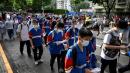 2022年6月7日北京参加高考的学生进入学校。（图片来源：Getty Images）