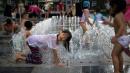 炎热的上海孩子们玩水乘凉。（图片来源：Getty Images）