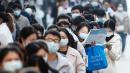 2021年11月28日，湖北省考生排队参加公务员考试。（STR/AFP via Getty Images）