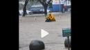 4月21日广东韶关暴雨来袭，马路成河。（图片来源：视频截图）