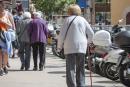 4月19日，西班牙马略卡岛，一老年妇女拄着拐杖步行。（John Keeble/Getty Images）