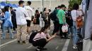 2022年8月26日，北京的一场招聘会上大批年轻人在找工作。（图片来源：Getty Images）