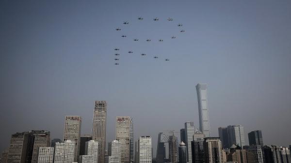 中国军机再发生坠毁事故,造成三人死亡。三人遇难前不久,刚刚参加了十一期间的大阅兵中“70图案”的飞行表演。(图片来源:Wang He/Getty Images)