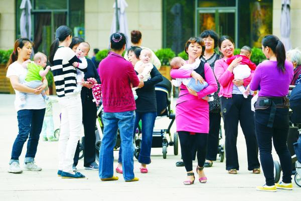 中国怀抱小孩的父母们(Getty Images)