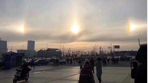 新疆的天空中同时出现了3个太阳的“幻日”现象。(图片来源:网络图片)