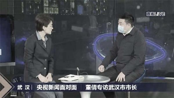 央视记者采访武汉市长周先旺(右)。(图片来源:视频截图)