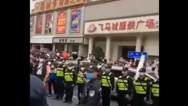 全国爆发抗议潮，图为深圳飞马城服装广场商家示威（图片来源：视频截图）