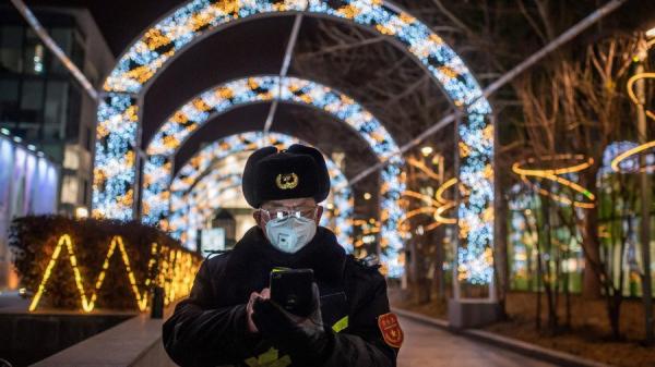 图为一名军装人员戴着口罩行走在街头，示意图。（图片来源:NICOLAS ASFOURI/AFP via Getty Images）