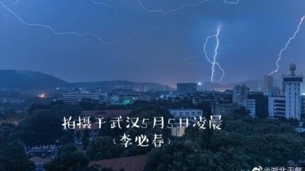 湖北一夜闪电14万次，武汉更是狂风暴雨。（图片来源：微博）