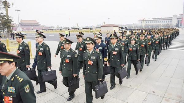 往年参加两会的军方代表（Getty Images）