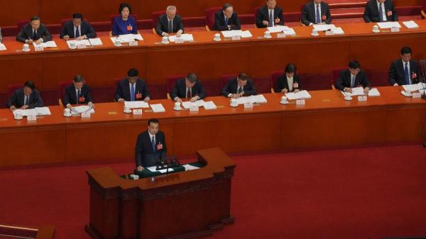 图为5月22日，李克强在人大会议上发表政府工作报告。（图片来源：Andrea Verdelli/Getty Images)