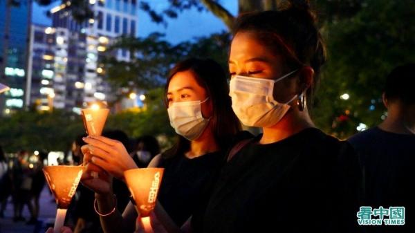 今天是六四31周年，香港市民无惧禁令，坚持到维园烛光悼念六四。（图片来源：Adrian/看中国）