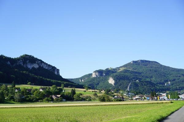 瑞士地处崇山峻岭的山地、资源匮乏，其实完全属于不利经济发展的“穷山僻壤”，但高素质的瑞士人，却创造出全球最具竞争力的经济体之一。（图片来源：Pixabay）