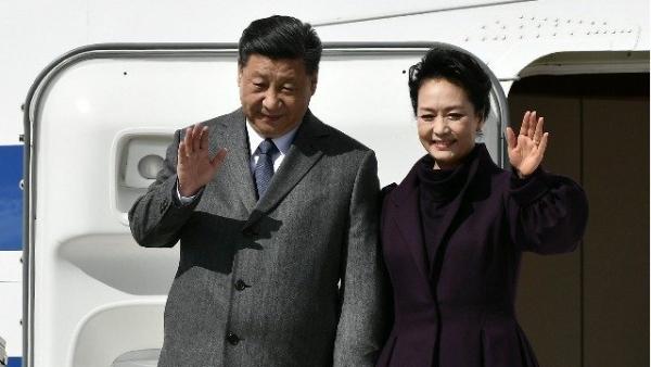 2019年3月25日，习近平、彭丽媛抵达法国巴黎戴高乐机场。（图片来源:PHILIPPE LOPEZ/AFP via Getty Images）