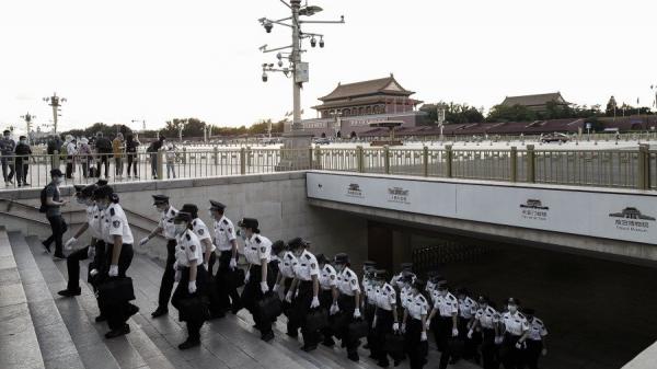 2020年5月两会期间，一群安全人员走出天安门广场的地下通道。（图片来源: Lintao Zhang/Getty Images）