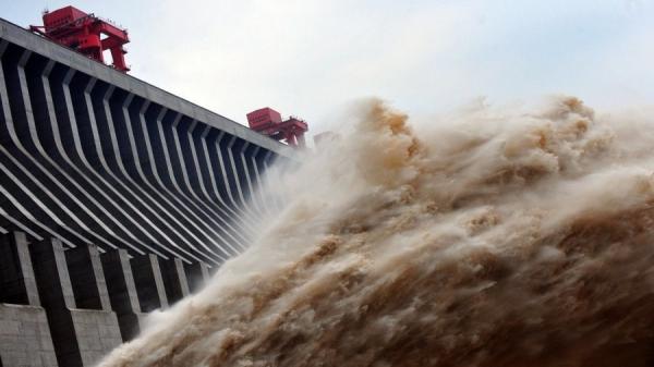 长江第3波洪水袭来之际，长江三峡大坝上游再次爆发地震，这已经是本月内三峡上游接连发生的第六起地震。（图片来源：STR/AFP/GettyImages）