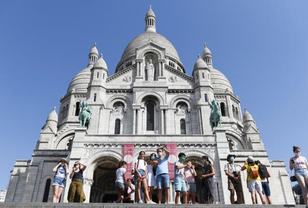 8月11日，在巴黎圣心大教堂前，头戴口罩的游客。（ALAIN JOCARD/AFP via Getty Images）