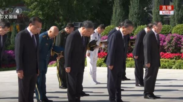 9月3日，中共高层齐齐参加抗战75周年纪念活动，王岐山（最右者）终于露面。