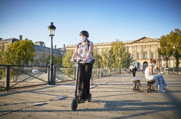 9月14日,头戴口罩的市民,从巴黎塞纳河艺术桥(Pont des Arts)上经过。(Kiran Ridley/Getty Images)