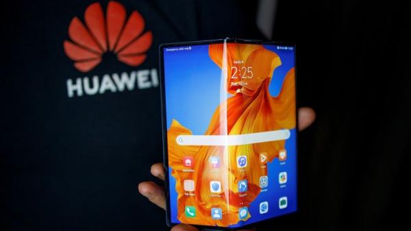 中秋节期间,腾讯给一万多名员工每人一部华为Mate Xs折叠手机。 (示意图/图片来源:TOLGA AKMEN/AFP via Getty Images)