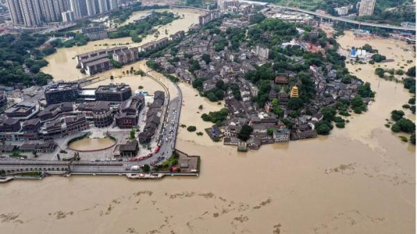 中国今年洪灾严重，多地成为水乡泽国，图为2020年8月19日的重庆灾区。（图片来源:Getty Images）