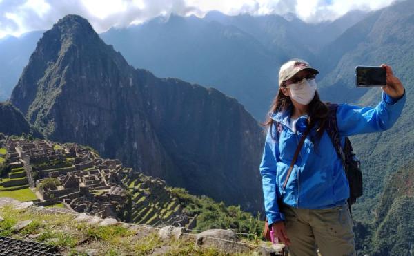 一名女子在秘鲁著名旅游景点,古印加帝国遗迹“马丘比丘”上自拍。（图片来源：PERCY HURTADO/AFP via Getty Images）