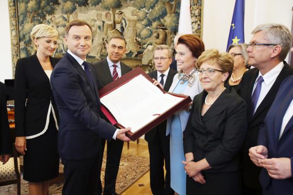 波兰官方24日表示,现任总统杜达(Andrzej Duda)确诊感染武汉肺炎。图为波兰总统杜达(左二)在参议院举行的会议上。(Michal Józefaciuk/Wikimedia/CC BY-SA 3.0 PL)