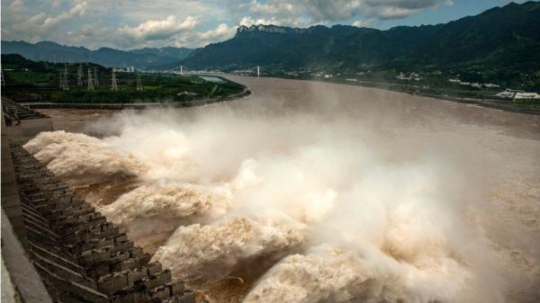 2020年7月19日，三峽大坝在泄洪（图片来源: STR/AFP/Getty Images）