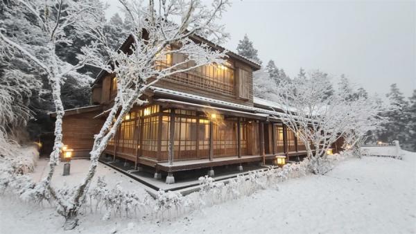 有着浓浓日式风味外观的宜兰太平山文史馆，7日大雪纷飞之际，让不少民众觉得仿佛置身在日本雪国一般。（图片来源：林务局罗东林区管理处提供）