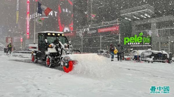 暴风雪袭击美国多个城市，纽约宣布进入紧急状态。图为2月1日的纽约街头。（以下图片均來源：天琴/看中国)