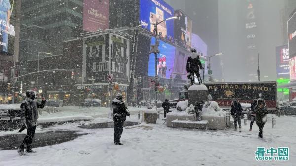 暴风雪袭击美国多个城市，纽约宣布进入紧急状态。图为2月1日的纽约街头。（以下图片均來源：天琴/看中国)