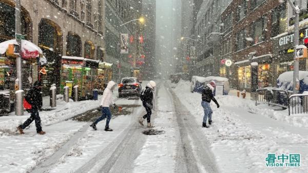 暴风雪袭击美国多个城市，纽约宣布进入紧急状态。图为2月1日的纽约街头。（以下图片均來源：天琴/看中国)