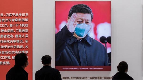 抗疫展览中的习近平照片（图片来源：NICOLAS ASFOURI/AFP via Getty Images）