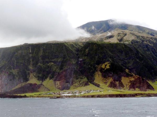 被称为世界最偏远的岛屿特里斯坦－达库尼亚（Tristan da Cunha）（图片来源：@michael clarke stuff/CC BY-SA 2.0 /维基百科）